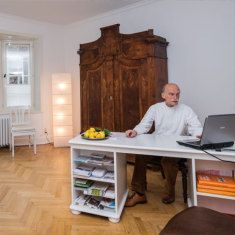 Privatsprechstunde, Dr. med. Volker Traub, Orthopädie, Orthopädiezentrum, Hamburg Altona, Bandscheibenvorfall, Bandscheienprotrusion, chronisches LWS-Syndrom, Ischialguie, Spinalkanalstenose, Skoliose, Beinlängendifferenz, Wirbelsäulenfehlhaltung (Brügger), Schulterblattfehlstellung, Schultererkrankungen, "Mausarm", Insertionstendopathien wie Tennisellenbogen udn Fersensporn-Schmerzen, Achillodynie, Osteoporose, Osteomalazie, Coxarthrose, Gonarthrose, Meniskusverletzungen, rheumatoide Arthritis, Psoriaisarthritis, Morbus Bechterew, Polymyalgia rheumatica, Gicht (Hyperurikämie)