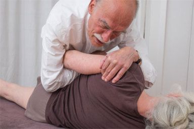 Volker Traub behandelt eine Frau